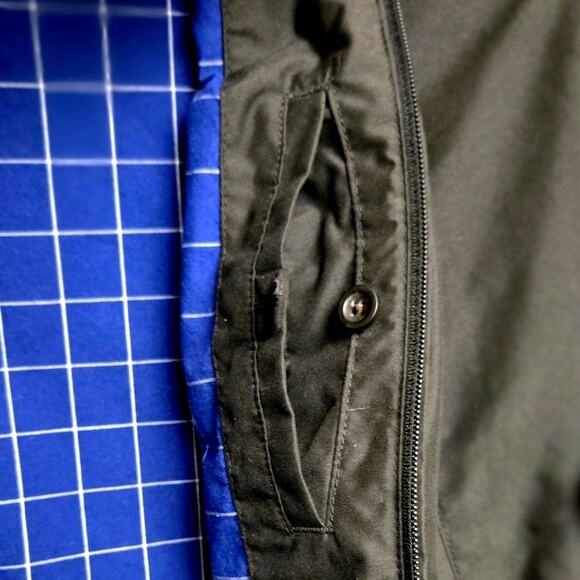 Chaps Men's Medium Black Jacket Blue Lining Polyester Zip Up Coat Flaw on Sleeve - Picture 6 of 9